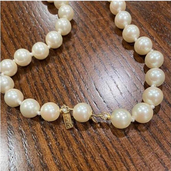 MARVELLA Gold-Tone Clasp Simulated Pearl Necklace 30 Inches Long Vintage! - Picture 7 of 8